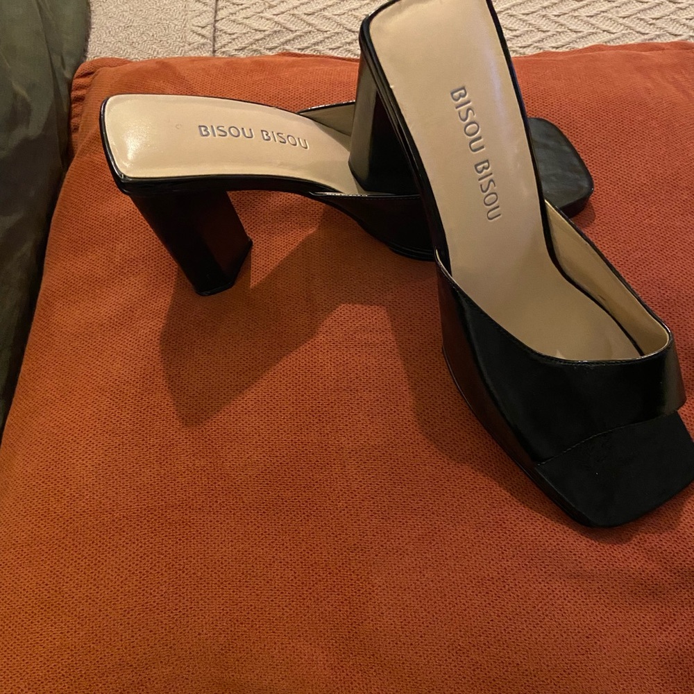Bisou Bisou Black Sandals - Picture 4 of 6
